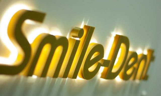 Podsvietené 3D logo zubnej kliniky